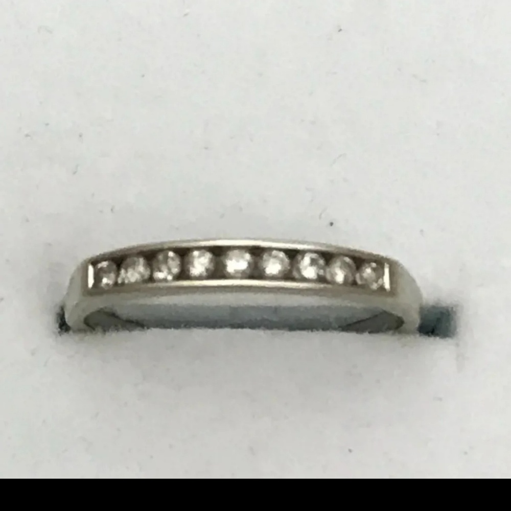 Ring 10 kt white gold band with 9 diamonds